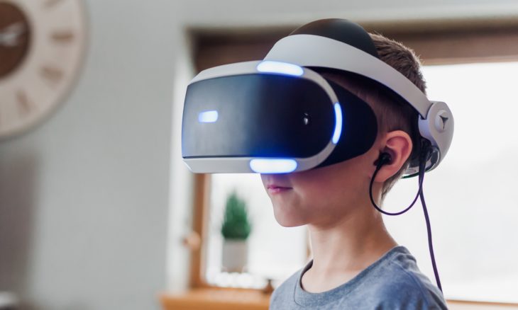 boy-wearing-white-and-black-vr-headset